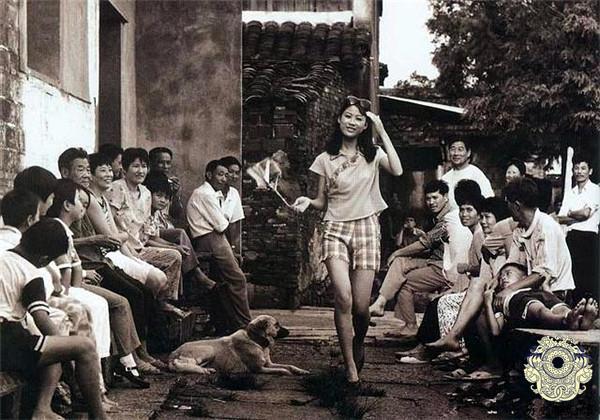 80年代中国社会老照片:图5情侣正在公园谈恋爱,图8女子引人注目