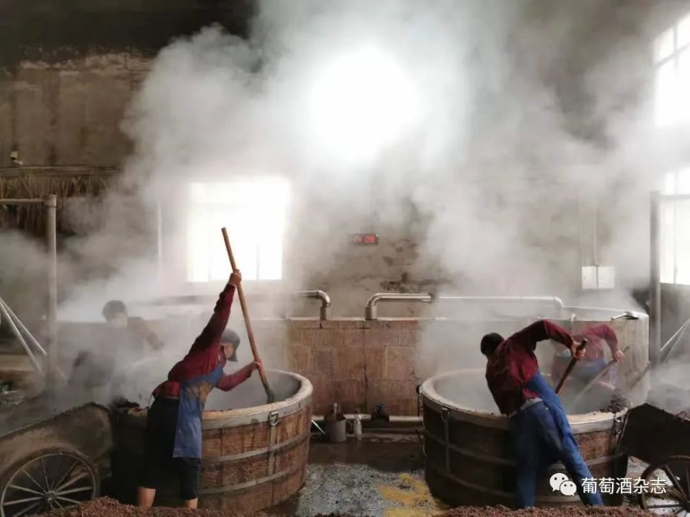 进行有氧发酵,又称阳发酵;上甑锅(属于一次蒸馏)蒸约2小时后下甑摊凉