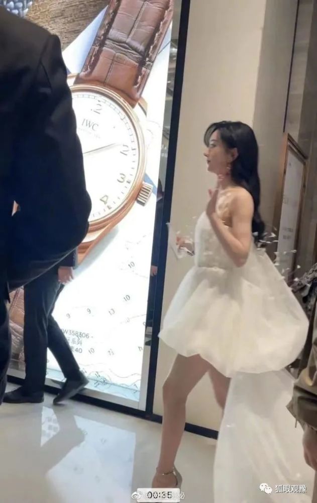 今天 赵丽颖在郑州·正弘城参加品牌线下活动 一袭白裙出席活动 仙气
