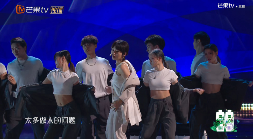 《浪姐2》成团直播夜,周笔畅学精明堵那英退路,吕一输