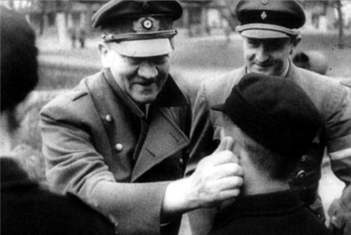 希特勒自杀前,与他最后握了一次手的德国少年兵,最终结局如何?