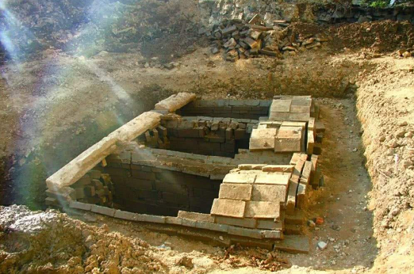 杭州老人挖出古墓,考古学家大惊:敢用古墓青砖修厕所?