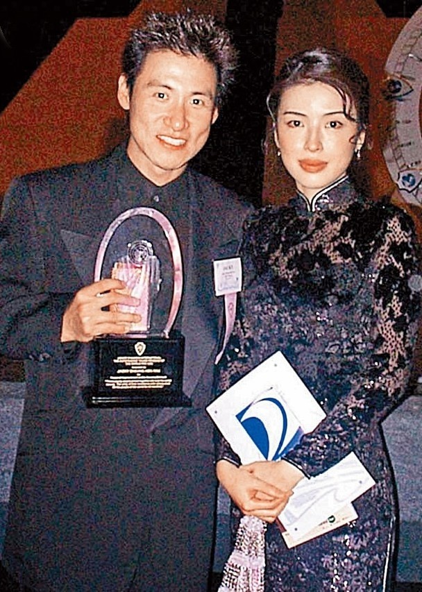 恭喜张学友获颁香港演艺学院荣誉博士古天乐王祖蓝获荣誉院士