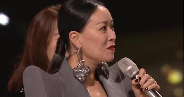 《浪姐2》7位姐姐顺利成团,那英c位出道,却被质疑假唱