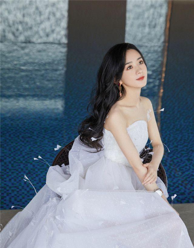 4月16日,赵丽颖在郑州参加品牌活动的录像曝光,赵丽颖穿着白色羽毛