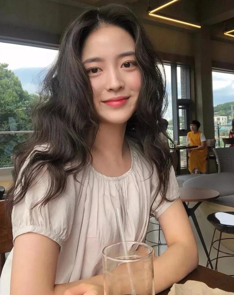 试试这3款早春温柔发型,慵懒时髦还显