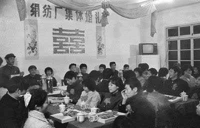 9张80年代婚礼老照片,图3自行车迎回了新娘,图6新人在