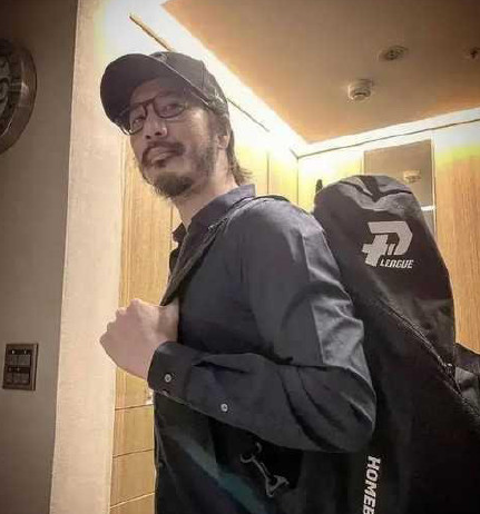 王力宏晒与霍建华方文山合照,胡子拉碴似邋遢大叔,比方文山显老