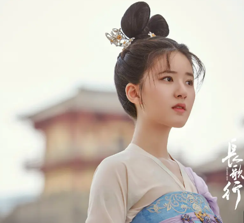 《且试天下》定妆照出炉,赵露思梳迪丽热巴同款龙须发