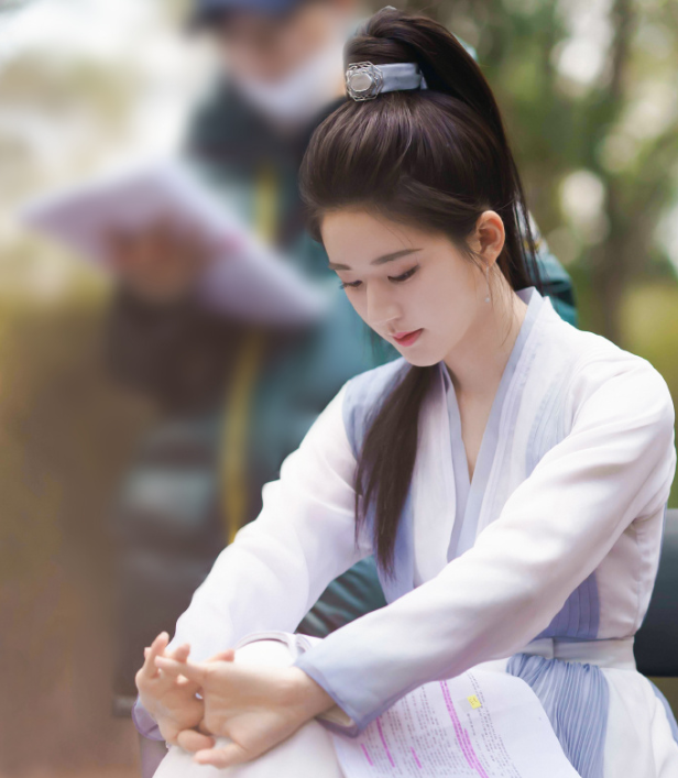 《且试天下》定妆照出炉,赵露思梳迪丽热巴同款龙须发