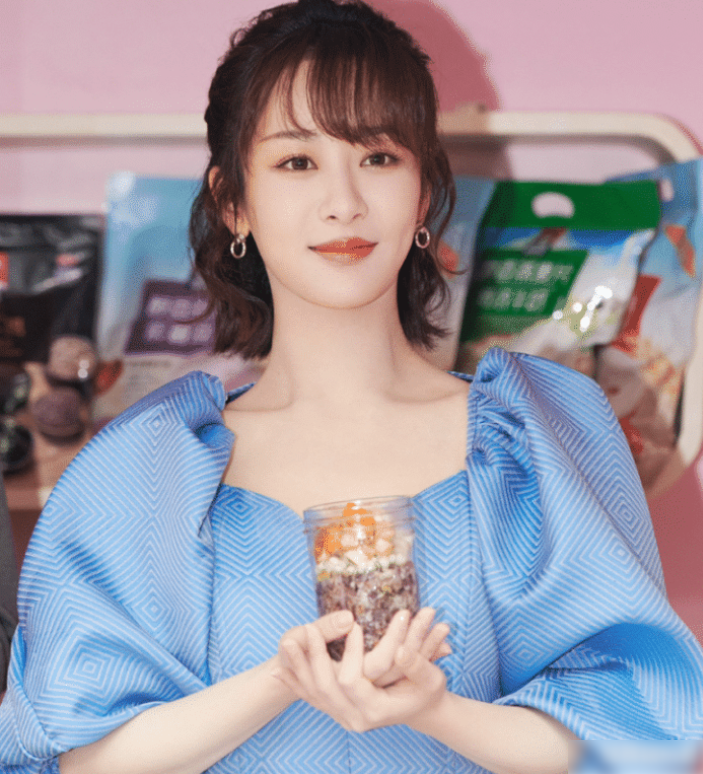杨紫终于放弃抹胸裙,一字肩礼裙美出新高度,生图失去精修却美到犯规