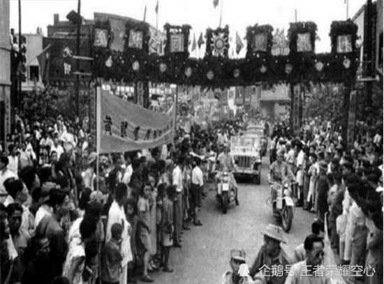 抗战胜利庆祝老照片, 图5在买庆祝旗, 图8是激动万分的华人同胞!