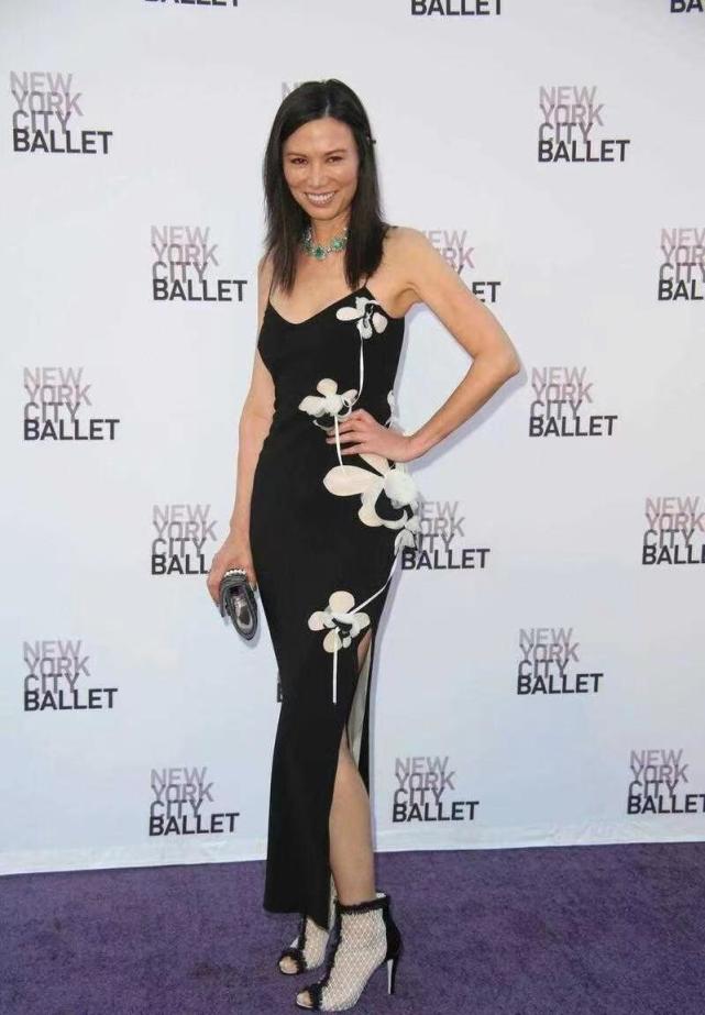 身价268亿的邓文迪,52岁年纪却还有28岁身材,穿吊带裙