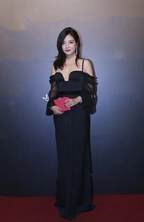 赵薇瘦身成功就是敢穿吊带连衣裙开高叉领口那么低真不怕走光