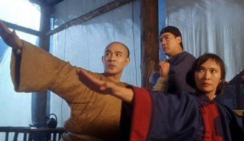 方世玉一身功夫了得,但有一要害碰不得,24岁时被尼姑一脚踢死