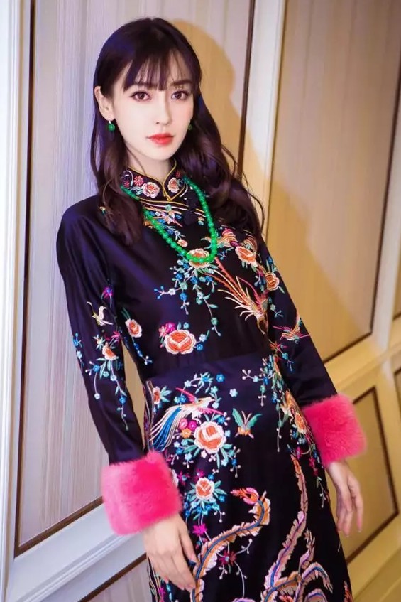 女星穿旗袍,杨幂热巴杨颖土成渣,戚薇美成仙!却都输给
