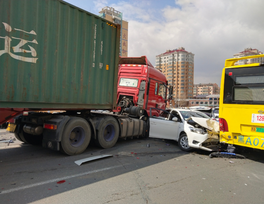 突发!哈尔滨征仪路大货车连撞21车,3人受伤
