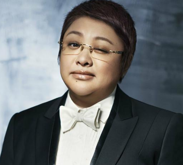 韩红的形象与娱乐圈中女演员的形象有着鲜明的对比,大多数女演员都是