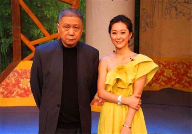 马未都去逛拍卖行,发现一瓶子,随后对妻子说:这次你出马