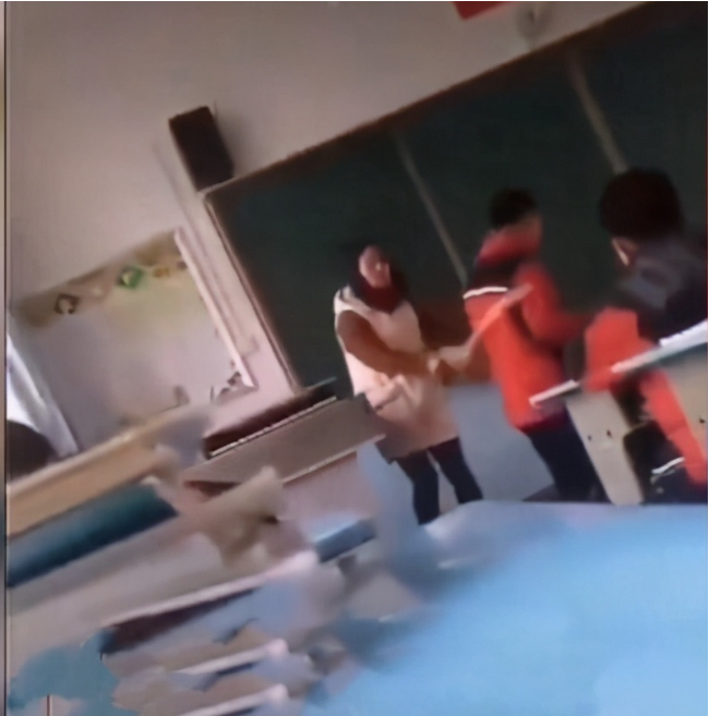 陕西宝鸡一女教师用扫帚打学生,痛击女学生脖子引争议
