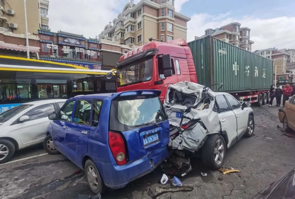哈尔滨大货车失控?1.5公里,连撞21车,3人受伤1人