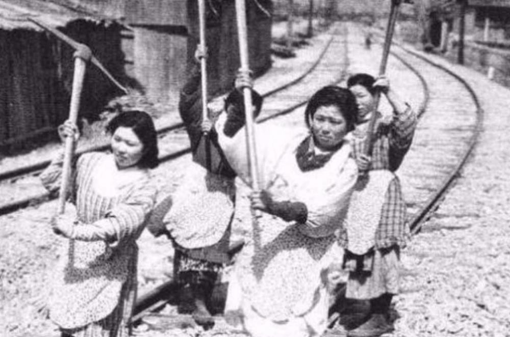 二战时期,残忍的不止日本士兵,那些日本女人不比他们"