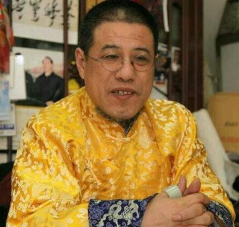 爱新觉罗·恒绍:自称乾隆七世孙,手戴3亿戒指,专家劝他上交遭拒