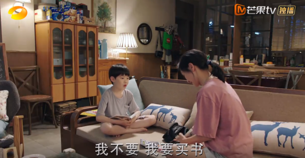 《小舍得》里有一处接轨《三十而已》的梦幻联动,米桃一家子就是经常