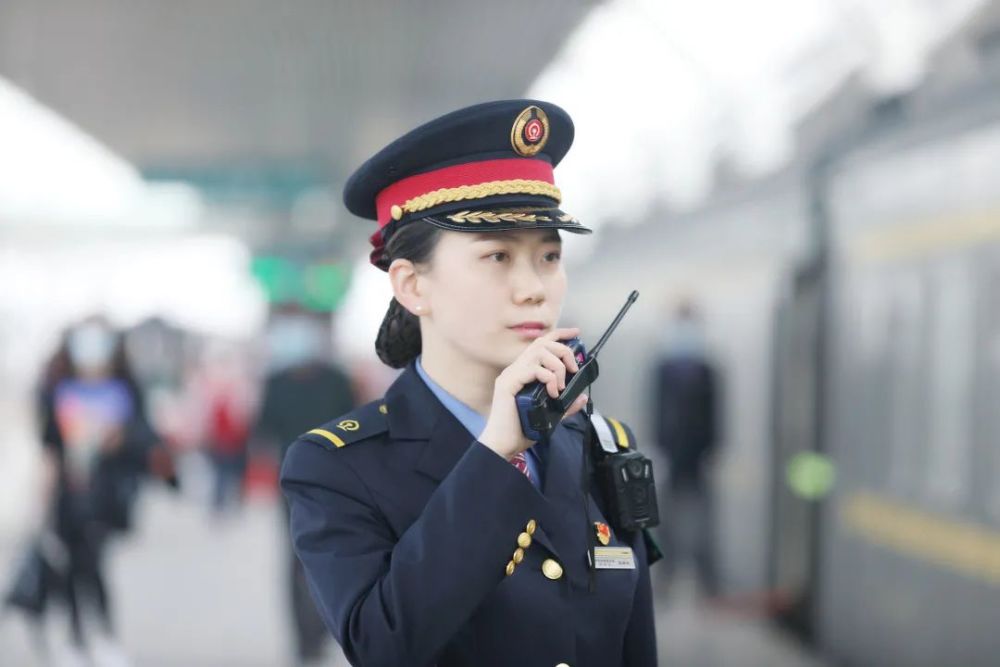 火车头奖章,全国铁路先进女职工,全国铁路巾帼标兵和"内蒙古