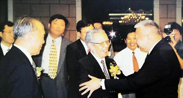 他是新中国第五任外交部部长,曾担任朱老总秘书,67岁官至副国级