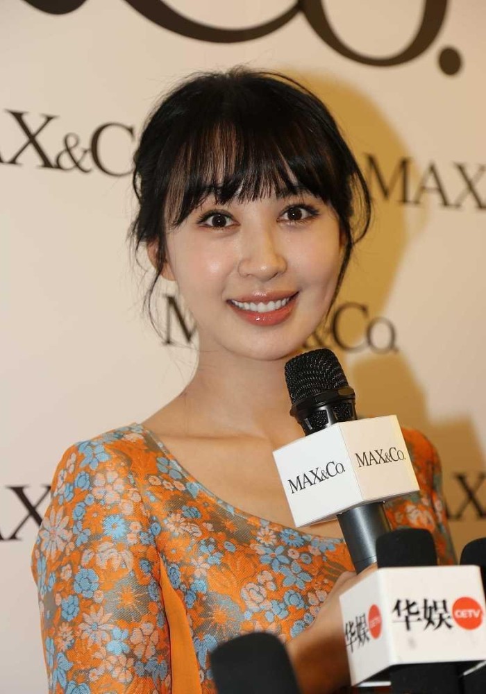 李菲儿的身材可真不错,穿这么小的裙子都显松,真招人怜爱