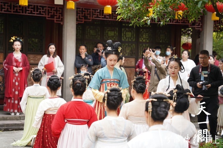 巧梳古代发髻,三加三拜……3000年前女子"成人礼"再现