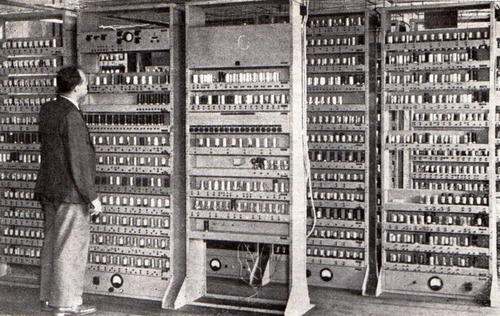 1946年,世界上出现了第一台电子数字计算机"eniac",用于计算核武器