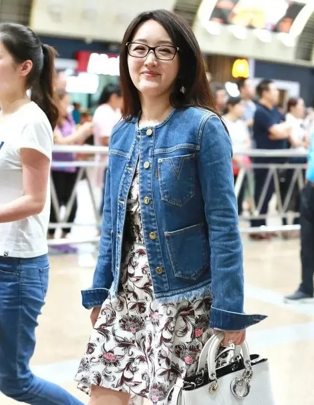 杨钰莹50岁并不是没皱纹,在机场被拍的素颜照,脸松垮下坠!