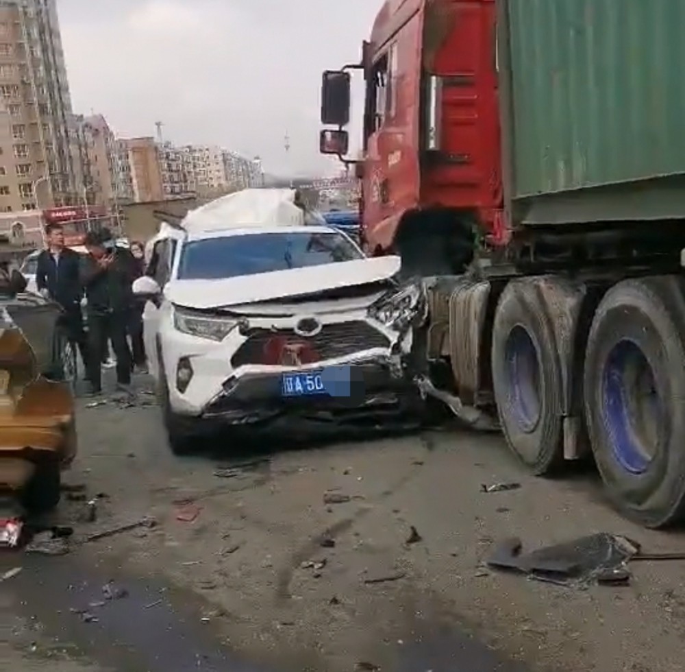 哈尔滨大货车连撞21车,事故瞬间大货车犹如推土机,多车被撞报废