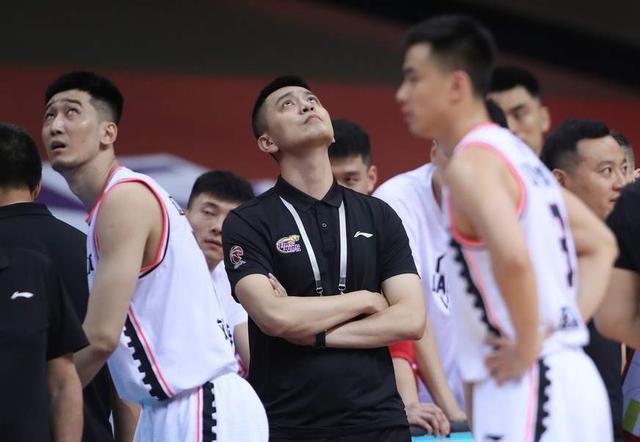 cba三大消息:王博自信可爆冷,闫军或再任主裁判,杨鸣观战表情严肃