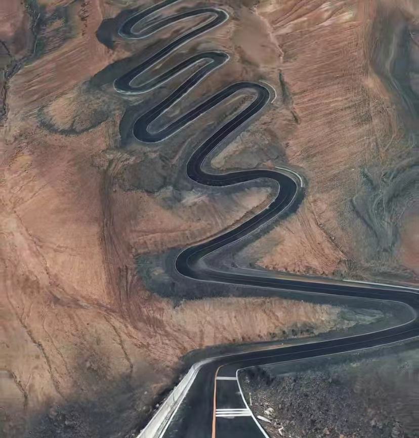 盘龙古道,地处新疆喀什地区塔什库尔干塔吉克自治县瓦恰乡.