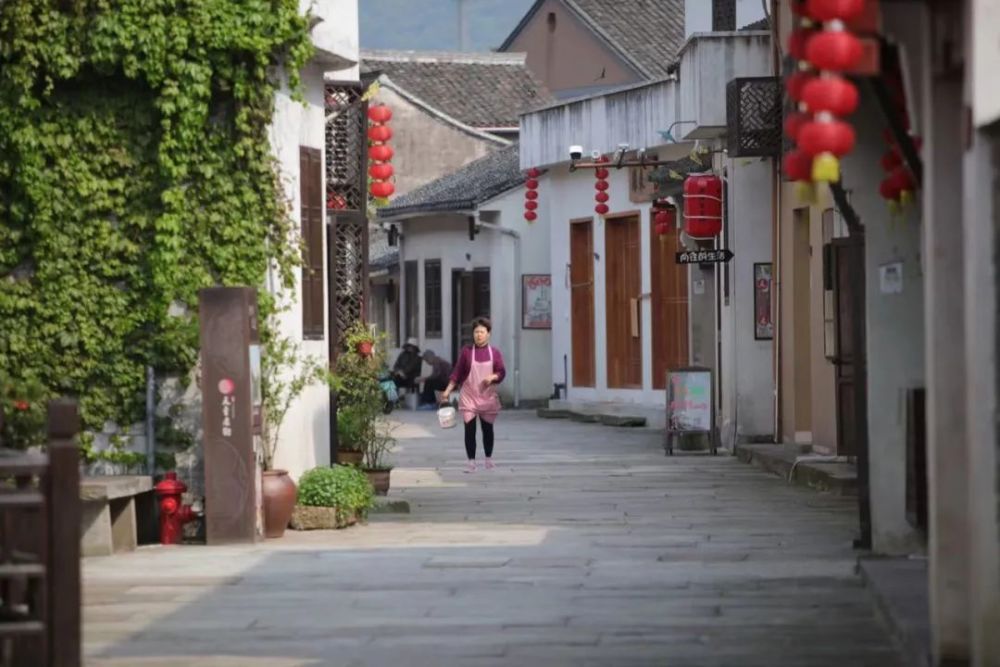 天童老街位于鄞州东吴镇 距今有1000多年历史, 古时是通往天童寺的