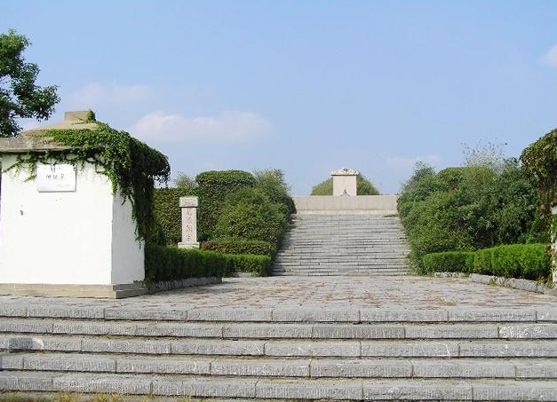 何氏太始祖何瑊墓用花岗岩建成,层层叠叠,气势雄伟,园内北侧有"庐江堂