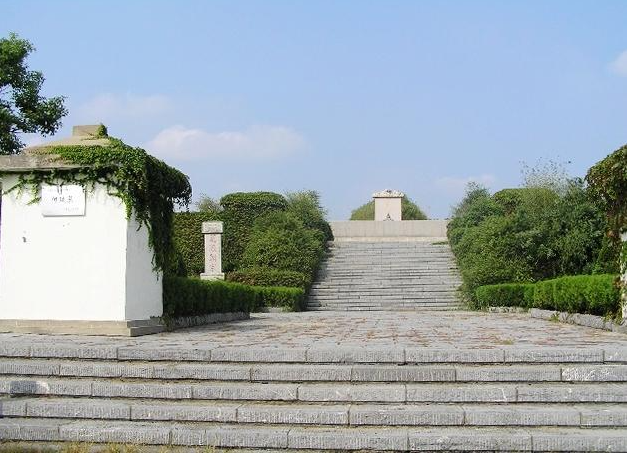 1,何氏太始祖陵园: 何氏太始祖陵园位于安徽省庐江县裴岗乡陶冲村"何