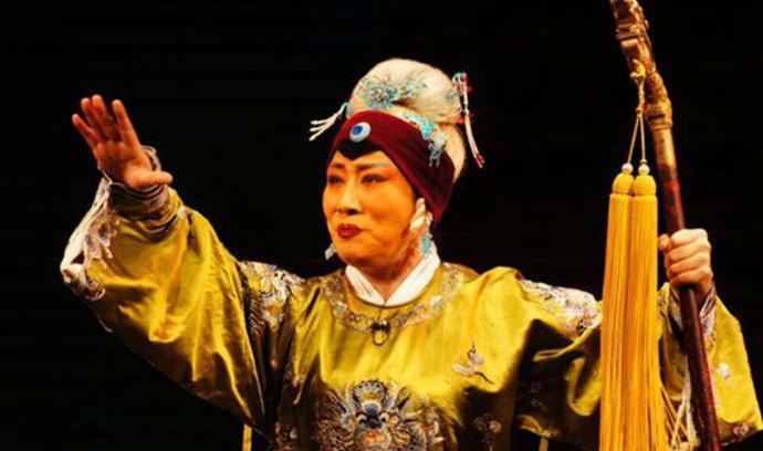 杨门众虎将全部牺牲,佘太君在守灵时见到一乞丐,当场晕了过去