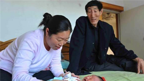 中国"第一巨人"鲍喜顺:不听大夫劝告坚持生娃,如今娃长成这样