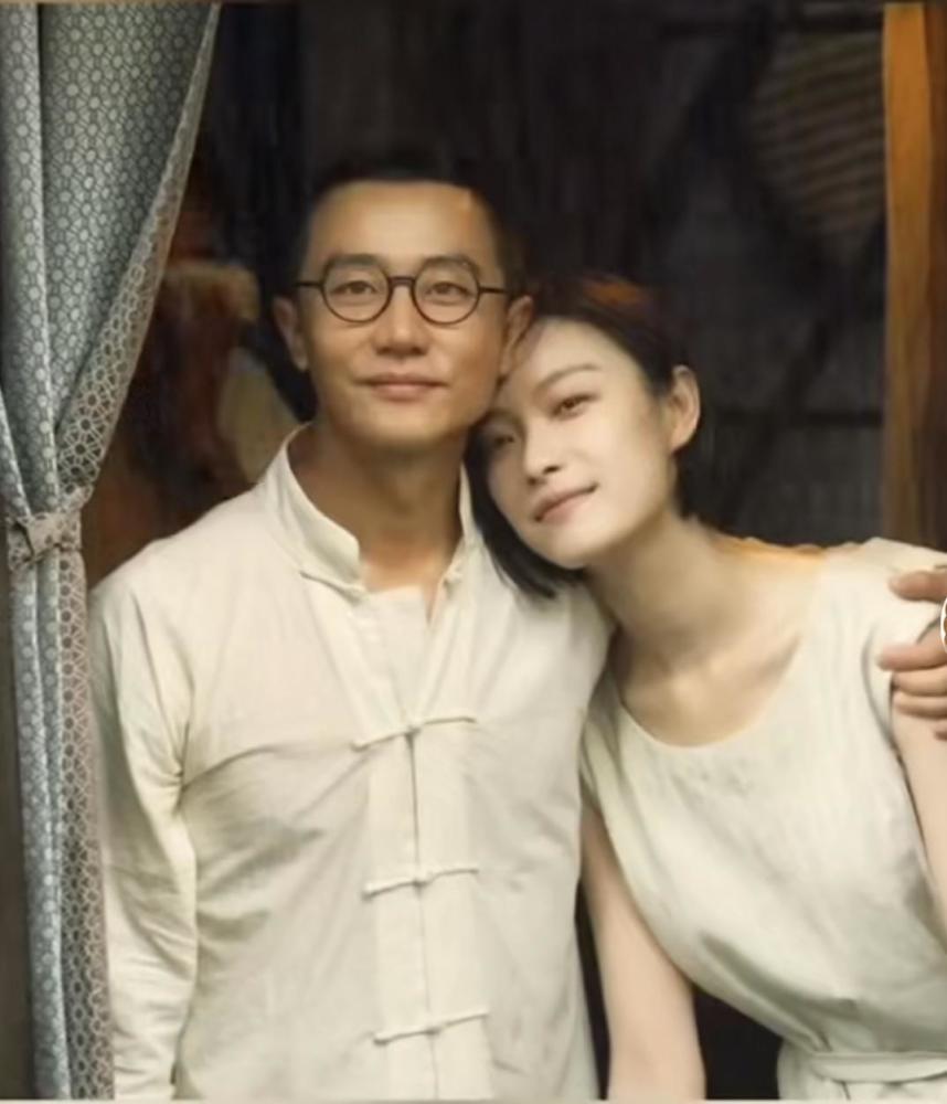 黄轩倪妮演革命情侣,亚麻米色造型好养眼,复古质朴气质十足