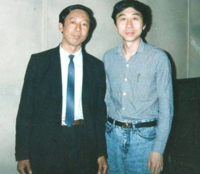 63岁冯巩罕见与兄姐同框!三人五官如复制粘贴,网友似