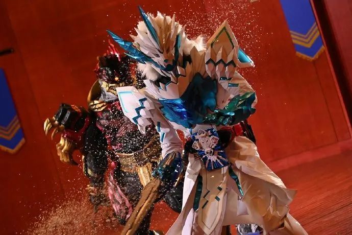 假面骑士saber第32话预告,北极基地遭遇围攻,鬃毛冰兽