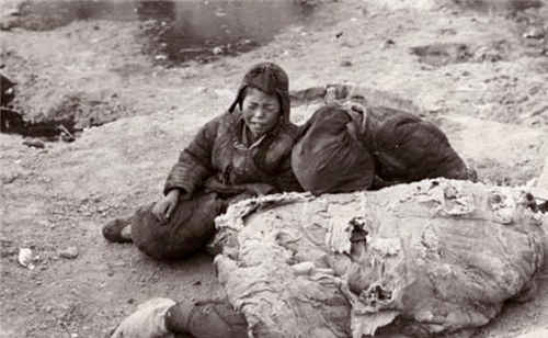1942年河南大饥荒:现实中比电影更惨,美国记者看后双腿不停颤抖