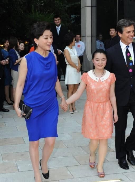 杨澜魅力真不能小觑,一袭修身黑裙惊艳国外红毯秀,知性美很高级