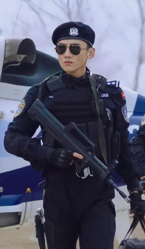 白敬亭健身照曝光肌肉线条明显腹肌抢眼粉丝却喊话不要练了