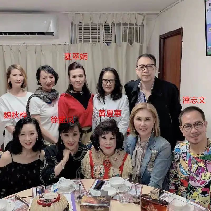 潘志文魏秋桦等老戏骨聚会,满桌大鱼大肉,一人捧一个金器太奢华