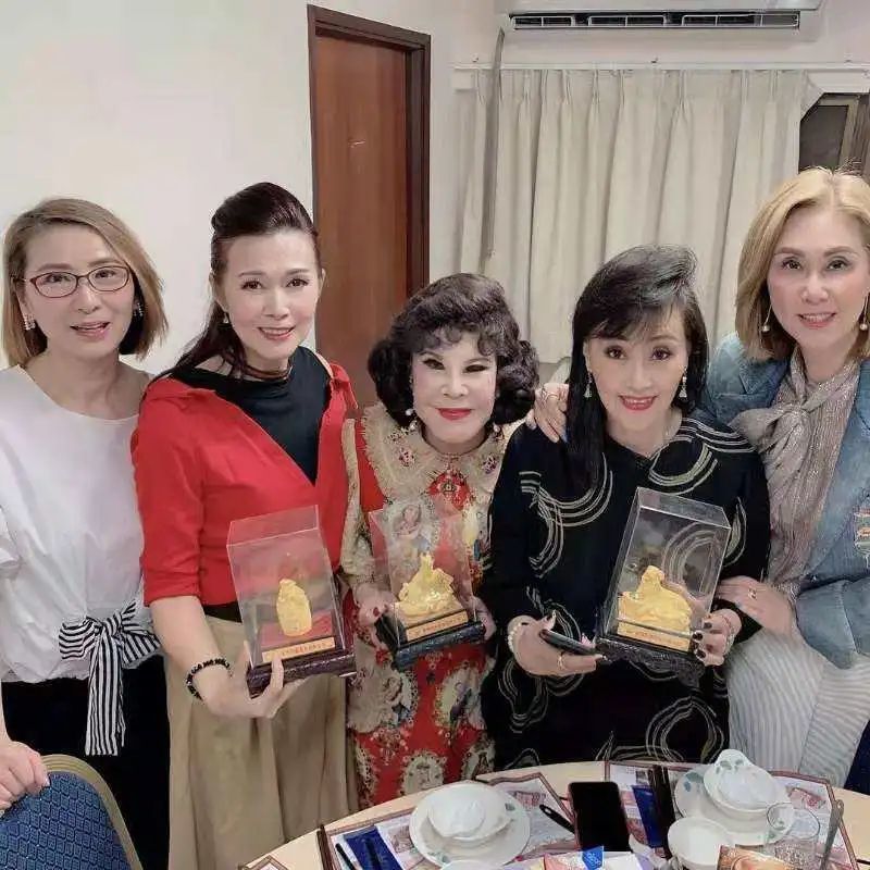 潘志文魏秋桦等老戏骨聚会,满桌大鱼大肉,一人捧一个金器太奢华